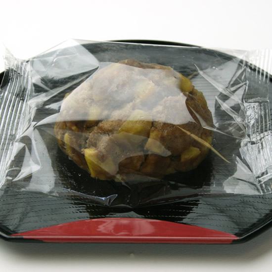 画像: さつま芋蒸しパン（チョコレート入り）